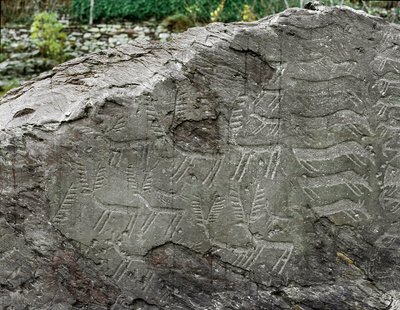 先史時代、ロックアート：鹿や牛を表現した墓石。銅器時代。新石器時代（chalcolithic）。ロッシュn．Cemmo (Brescia) Parco archeologico nazionale dei Massi di Cemmo, Italy 作： Prehistoric Prehistoric