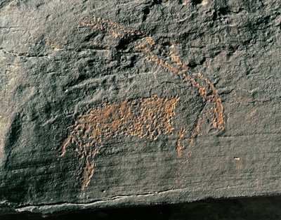 先史時代、ロックアート：アンテロープの表現の墓石。石器時代紀元前5000-2000年。アルジェリア、ホッグガル高原（アハガル）、タギット 作： Prehistoric Prehistoric