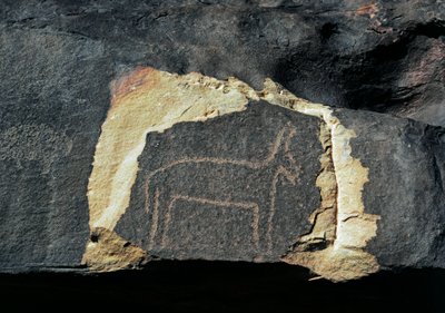 先史時代、ロックアート：アンテロープの表現の墓石。石器時代紀元前5000-2000年。アルジェリア、ホッグガル高原（アハガル）、タギット 作： Prehistoric Prehistoric