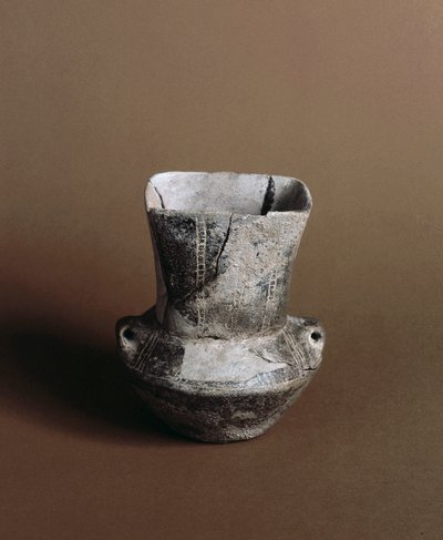 先史時代：カンディデ（リグーリア州）のカヴェルナ・デッレ・アレーネから出土した新石器時代の落書きのある正方形の開口部のある壺。ペグリ、ヴィラパラヴィチーニ美術館 作： Prehistoric Prehistoric