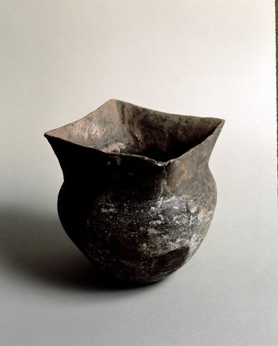 先史時代：Candide（リグーリア州）のCaverna Delle Areneから出土した新石器時代の四角い開口部を持つテラコッタ製の花瓶。ペグリ、ヴィラパラヴィチーニ美術館 作： Prehistoric Prehistoric