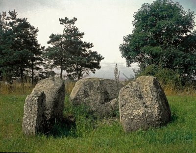 先史時代：石器時代の墓。 作： Prehistoric Prehistoric