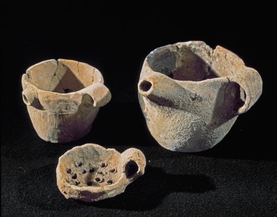 先史時代：様々なテーブルウェア・アクセサリー鉄の時代。ウンブリアからPerugia, National Archaeological Museum of Umbria. 作： Prehistoric Prehistoric
