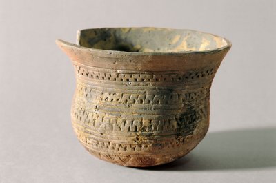 先史時代：鐘の形をした花瓶。新石器時代(テラコッタ) 作： Prehistoric Prehistoric