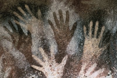先史時代のロックアート：手の痕跡のある洞窟。新石器時代、「手の洞窟」。アルゼンチン、サンタ・クルス 作： 先史時代先史時代