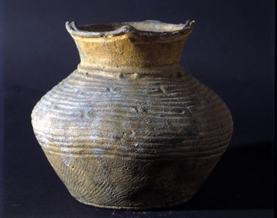 縄文時代（日本の先史時代）のテラコッタ製の壺。ローマ、国立東洋美術館。 作： Prehistoric Prehistoric