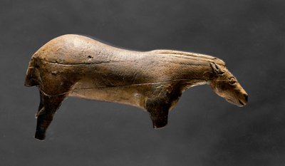 ルルドの馬。エスペルグの洞窟の象牙の置物。上部旧石器時代 作： Prehistoric Prehistoric