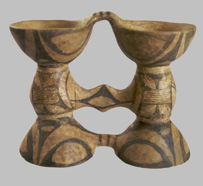 双眼鏡型容器、BC 4250-3850 作： Prehistoric Russian Culture