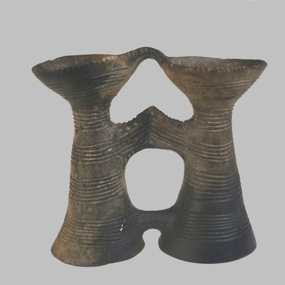 双眼鏡型容器、紀元前4400〜4200年 作： Prehistoric Russian Culture