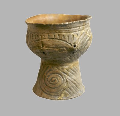 ヘビ付きゴブレット、紀元前4400〜4100年 作： Prehistoric Russian Culture