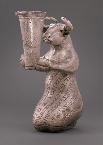 注ぎ口のある容器を持つ土下座した雄牛、紀元前3000年頃（銀製 作： Proto Elamite Proto Elamite