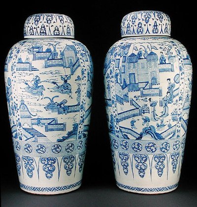 青と白の兵士の花瓶のペア、1700年頃（磁器 作： Qing Dynasty Chinese School