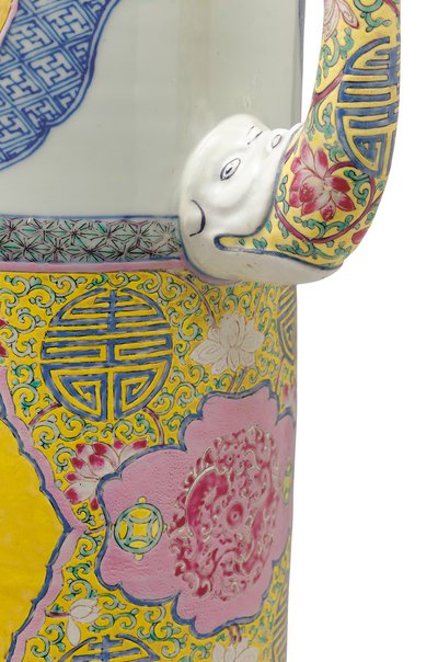 粉彩のペアの1つの詳細「僧侶の帽子」（Duomuhu）ewersとカバー 作： Qing Dynasty Chinese School