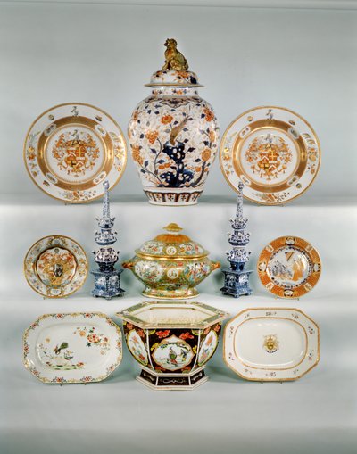 伊万里バルスター花瓶、1724年頃のローズ・ヴェルテ・アモリアルディッシュ、ファミーユ・ローズ・ボンブ・チュリーンとカバー、青と白のチューリップ花瓶2点、ファミーユ・ローズ・アモリアルプレート、コーネリアス・プレンク作伊万里プレート、ファミーユ・ローズ・オブロングディッシュ、ファミーユ・ローズ・ヘキサゴナル・ジャーディニエール(ポーセリン) 作： Qing Dynasty Chinese School