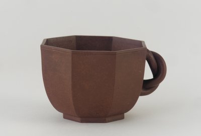 八角形のカップ、Chengzhai、おそらく19世紀（素焼きのない陶器粘土） 作： Qing Dynasty Chinese School