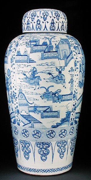 青と白の兵士の花瓶のペアの1つ 作： Qing Dynasty Chinese School
