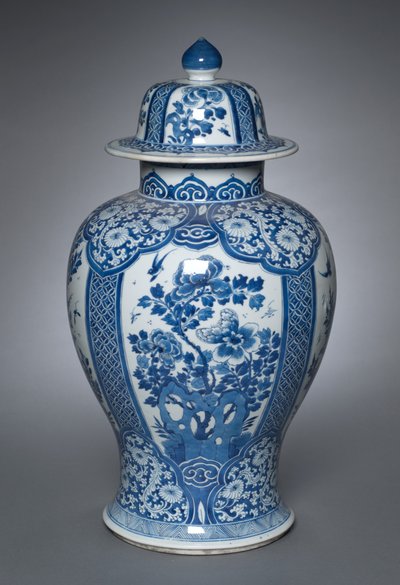 カバー付き花瓶、1662-1722 作： Qing Dynasty Chinese School