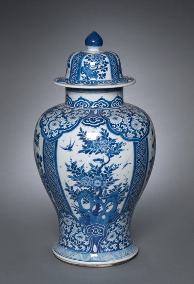 カバー付き花瓶、1662-1722 作： Qing Dynasty Chinese School