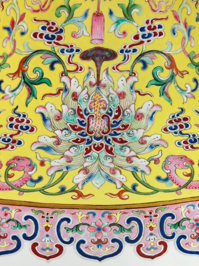 インペリアルファミールローズ花瓶（セラミック）のペアの1つからの詳細 作： Qing Dynasty   Jiaqing Period Chinese School