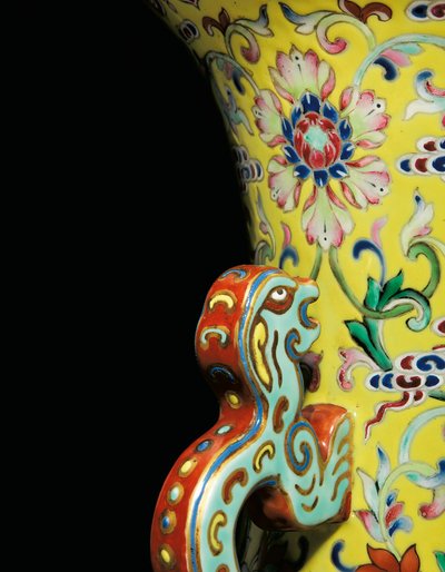 インペリアルファミールローズ花瓶（セラミック）のペアの1つからの詳細 作： Qing Dynasty   Jiaqing Period Chinese School