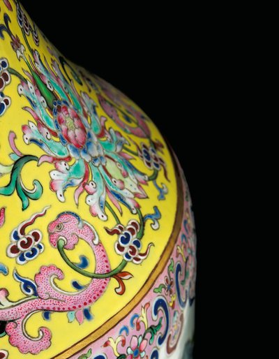 インペリアルファミールローズ花瓶（セラミック）のペアの1つからの詳細 作： Qing Dynasty   Jiaqing Period Chinese School