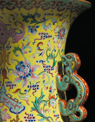 インペリアルファミールローズ花瓶（セラミック）のペアの1つからの詳細 作： Qing Dynasty   Jiaqing Period Chinese School
