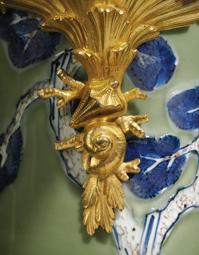 ルイ15世の一対の磁器の1つ、磁器1662-1722は、c.1745-49（オルモルに取り付けられた磁器）をマウントします。 作： Qing Dynasty   Kangxi Period Chinese