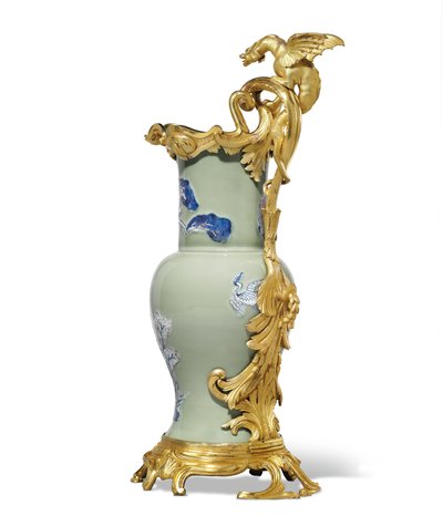 ルイ15世の一対の陶器の1つ、磁器1662-1722は、c.1745-49をマウントします。 作： Qing Dynasty   Kangxi Period Chinese