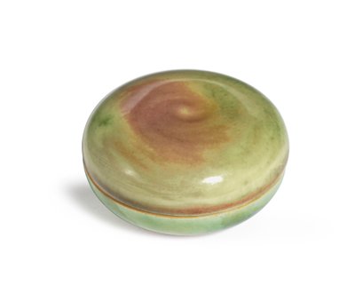 シールペーストボックスとカバー、Yinse He（桃の花釉セラミック） 作： Qing Dynasty   Kangxi Period Chinese School