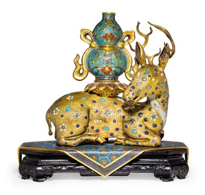横臥した鹿のペア（金銅と七宝焼のエナメル） 作： Qing Dynasty   Qianlong Period Chinese