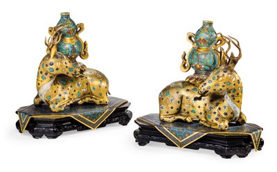 一対の寝そべった鹿（金銅・七宝細工 作： Qing Dynasty   Qianlong Period Chinese School