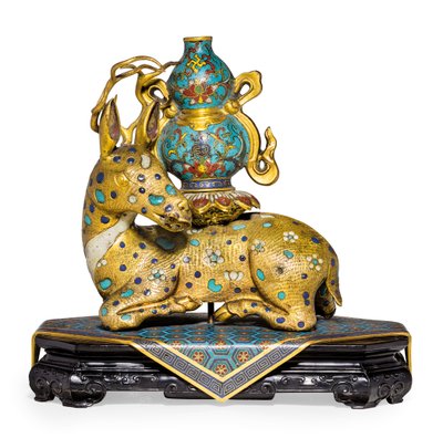 一対の寝そべった鹿（金銅・七宝細工 作： Qing Dynasty   Qianlong Period Chinese School