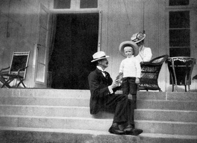 ノルウェーのハーコン7世、彼の息子オラフ、ビクトリア王女、ノルウェーのビグドイ、1908年。 作： Queen Alexandra
