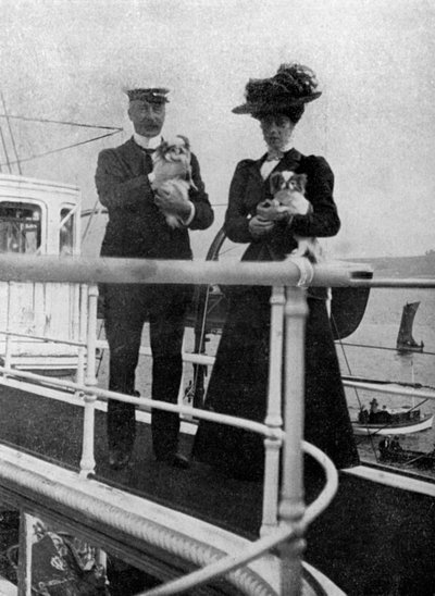 ビクトリア王女、1868〜1935年、クイーンズの犬を連れて1908年。 作： Queen Alexandra