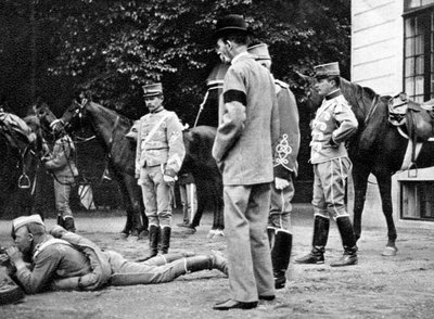新しい繰り返しライフルのテスト、1908年。 作： Queen Alexandra