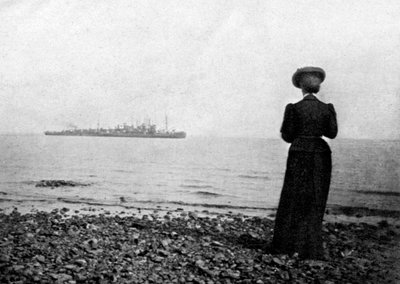 1908年、デンマークのHvidovre沖のデンマーク海軍艦を見ているマリアフェオドロフナ皇后。 作： Queen Alexandra