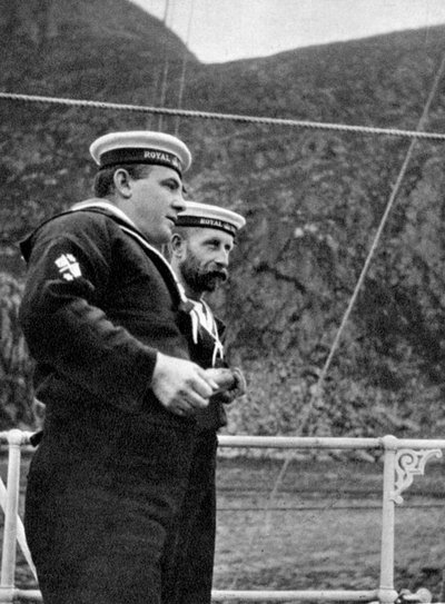 1904年1908年、ノルウェー沖の王室ヨットで2人の船員。 作： Queen Alexandra