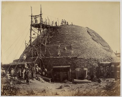 修繕中の南西から見たサーンチー仏舎利塔 作： Raja Deen Dayal
