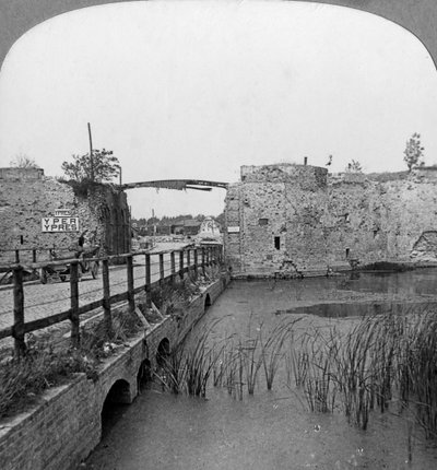 14世紀の城壁とリールゲート、イープル、ベルギー、第一次世界大戦、c1914-c1918。 作： Realistic Travels Publishers