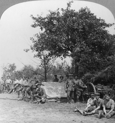 森で数時間の休憩を楽しんでいる砲兵隊の砲台、第一次世界大戦、c1914-c1918 作： Realistic Travels Publishers