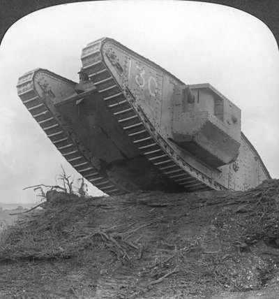 フランス、カンブレ、第一次世界大戦、c1917-c1918でワイヤーを突破するタンク 作： Realistic Travels Publishers