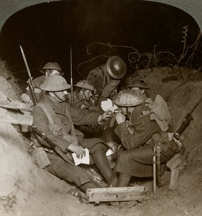 フランス、ボーモンハメルの予備の塹壕での夜、第一次世界大戦、1914-1918 作： Realistic Travels Publishers