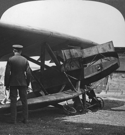 連合国の塹壕、第一次世界大戦、c1914-c1918を攻撃するために使用された装甲板のドイツの飛行機 作： Realistic Travels Publishers