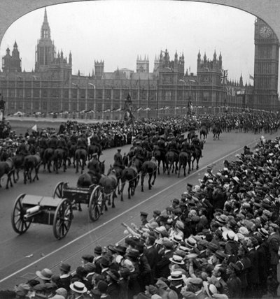 帝国軍の大行進、ウェストミンスターブリッジ、ロンドン、1919年の大砲。 作： Realistic Travels Publishers