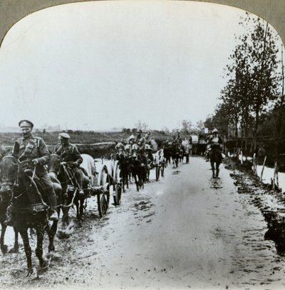 砲兵が泥を通り抜けてフランスのゴンクールに向かい、第一次世界大戦、c1914-c1918 作： Realistic Travels Publishers