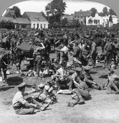 フランスの村、第一次世界大戦、c1914-c1918で休んでいるイギリスの騎兵隊 作： Realistic Travels Publishers