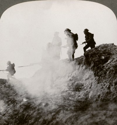 ガスと煙に包まれて前進するイギリス兵、フランス、第一次世界大戦、1916年 作： Realistic Travels Publishers
