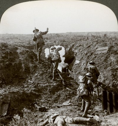 ヒンデンブルク線を攻撃するイギリス兵、第一次世界大戦、1917-1918。 作： Realistic Travels Publishers