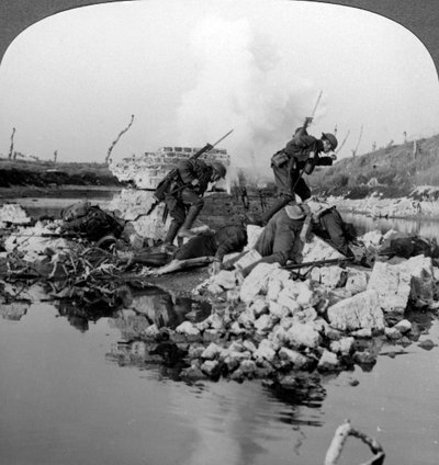 フランスのクロザ運河で戦っていたイギリス兵、第一次世界大戦、1914年〜1918年。 作： Realistic Travels Publishers