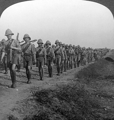 第一次世界大戦、1914-1918年に砂漠を通ってバグダッドに行進しているイギリスの兵士。 作： Realistic Travels Publishers